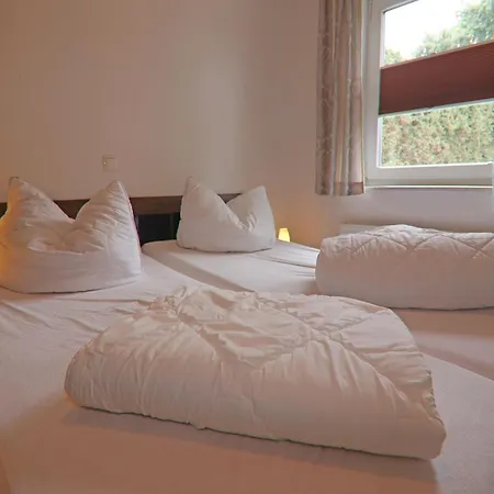 By The Pond, Nyaraló