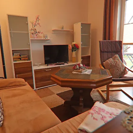 By The Pond, Nyaraló